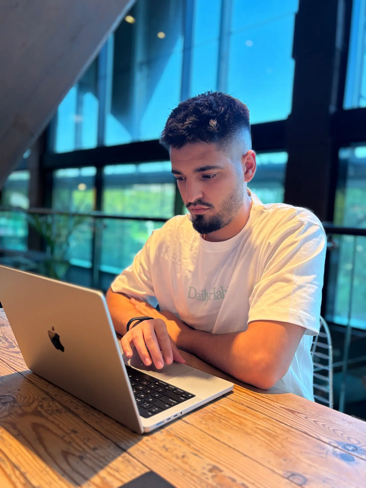 Ayudo a negocios digitales a conseguir mejores resultados con mi metodología V3